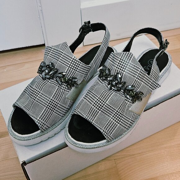 Unique La Pinta sandals - Picture 1 of 9